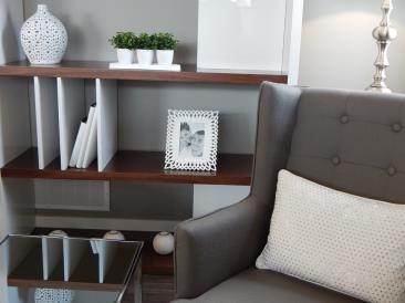 sillon estanteria gris